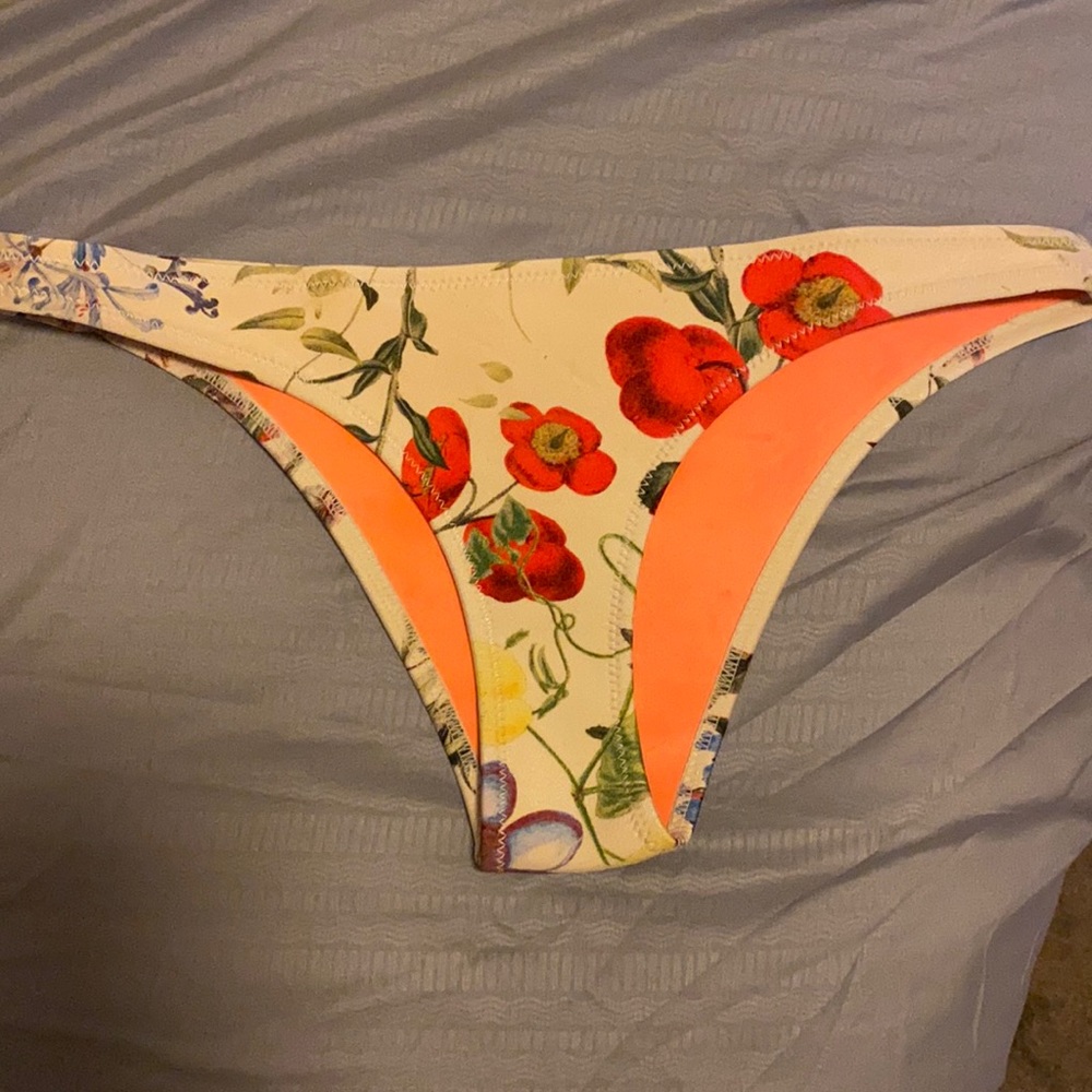 Triangle bikini bottoms brand new !!